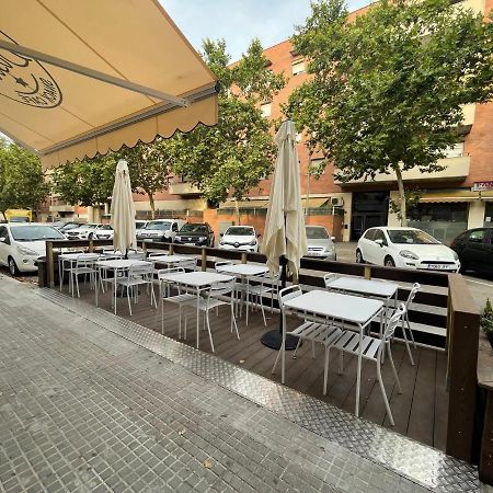 Hostal Restaurante Avenida De Madrid Terrassa Exteriör bild