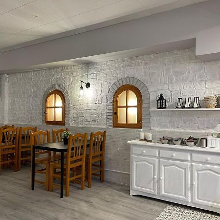 Hostal Restaurante Avenida De Madrid Terrassa Exteriör bild