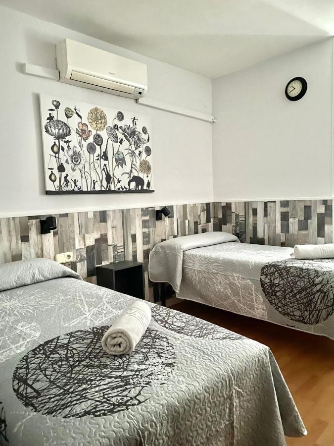 Hostal Restaurante Avenida De Madrid Terrassa Exteriör bild