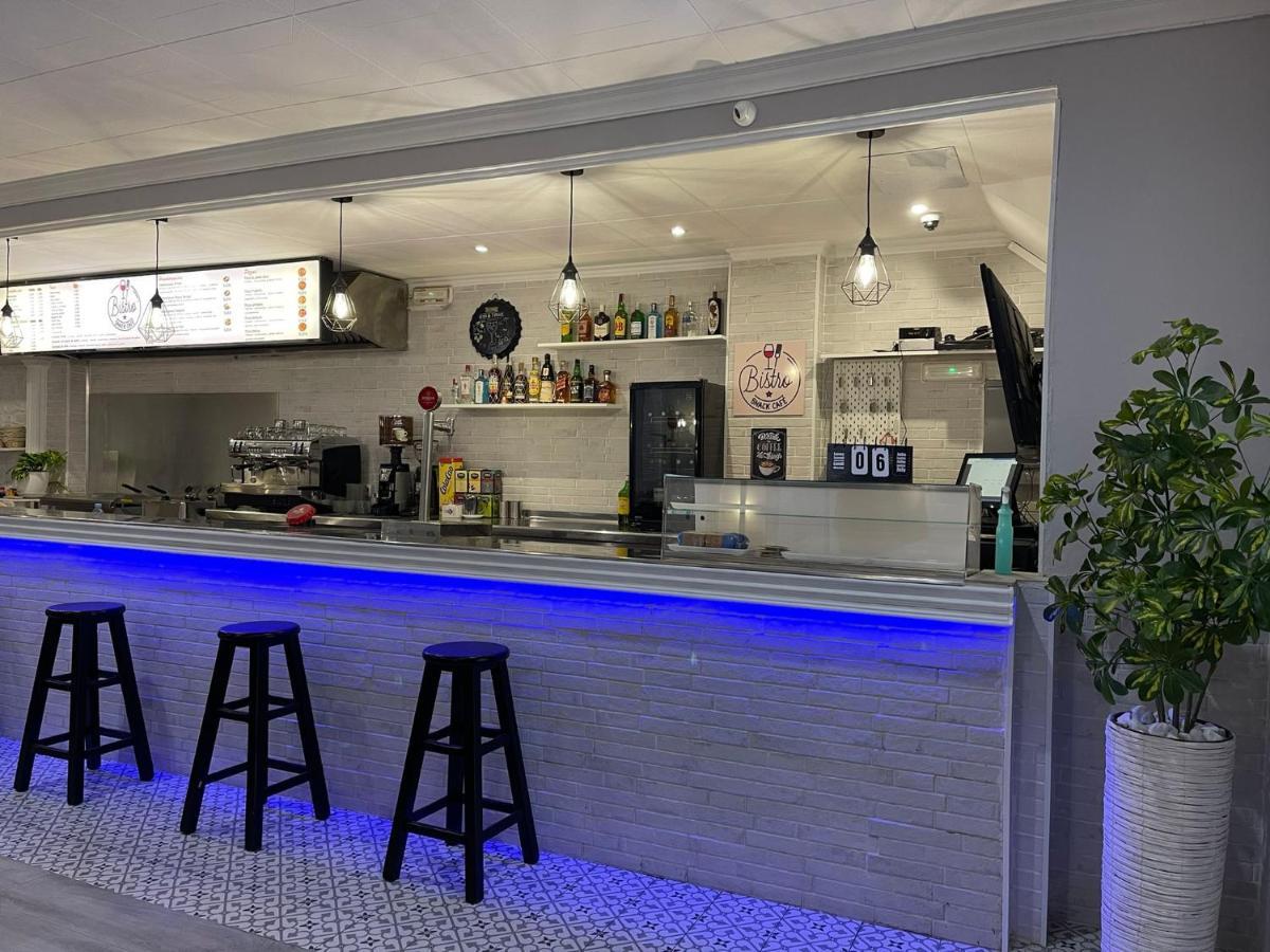 Hostal Restaurante Avenida De Madrid Terrassa Exteriör bild