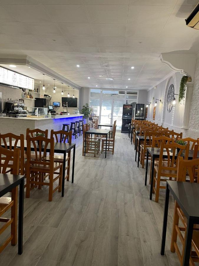 Hostal Restaurante Avenida De Madrid Terrassa Exteriör bild