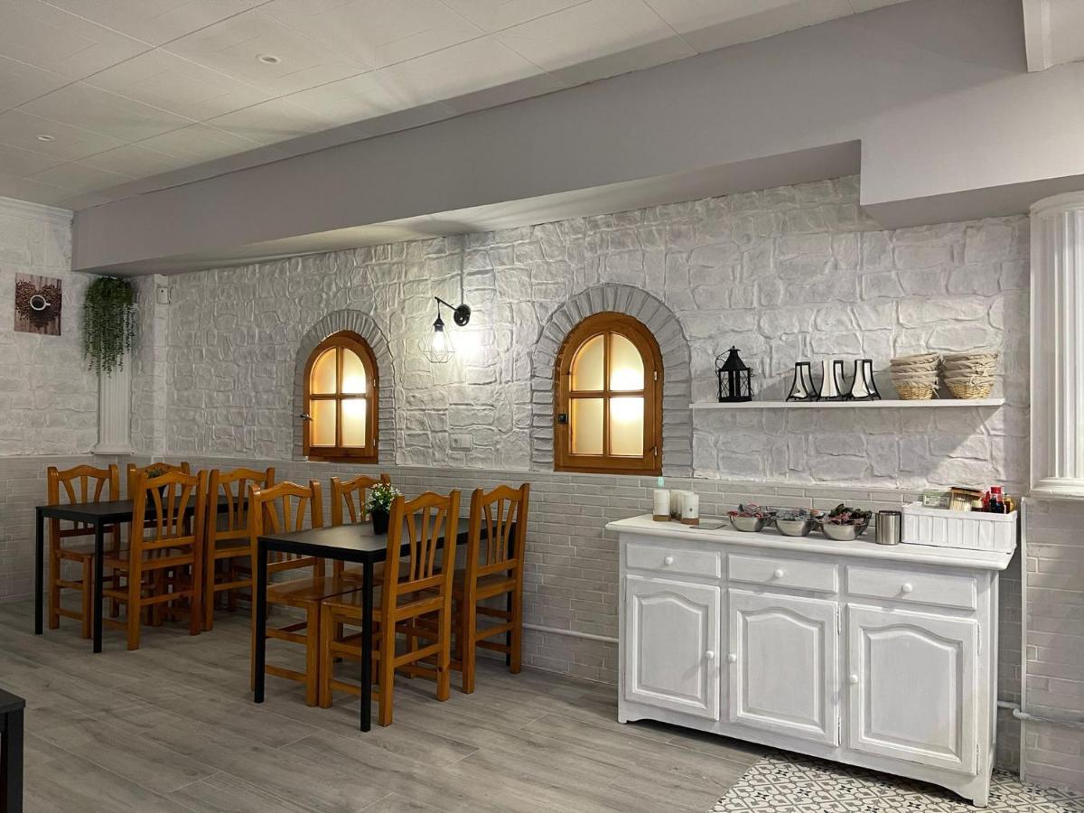 Hostal Restaurante Avenida De Madrid Terrassa Exteriör bild