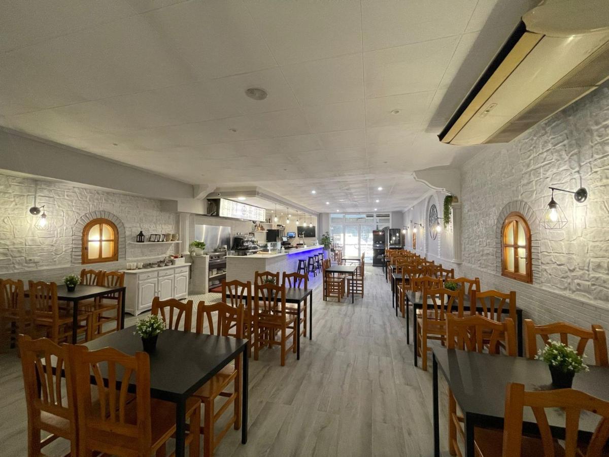 Hostal Restaurante Avenida De Madrid Terrassa Exteriör bild