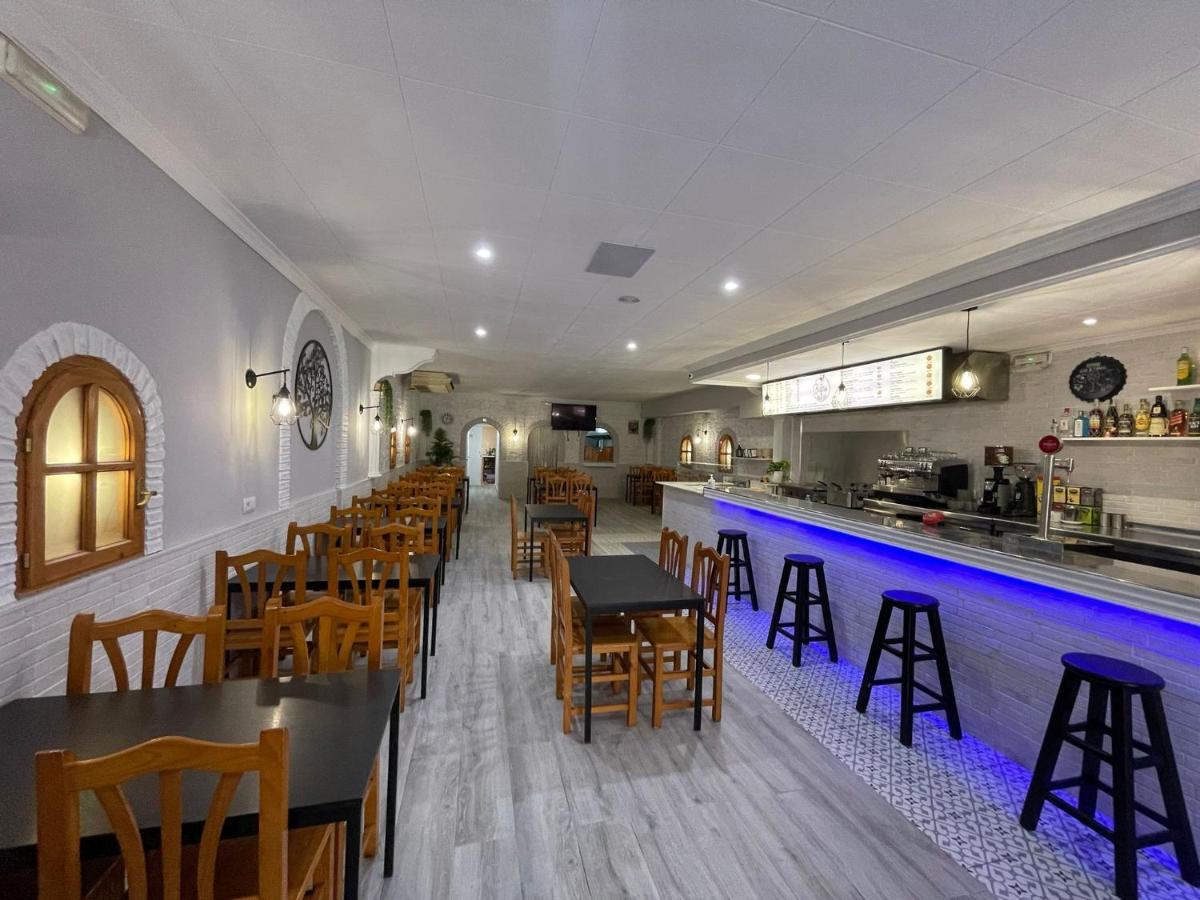 Hostal Restaurante Avenida De Madrid Terrassa Exteriör bild