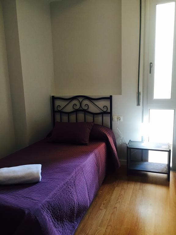 Hostal Restaurante Avenida De Madrid Terrassa Exteriör bild