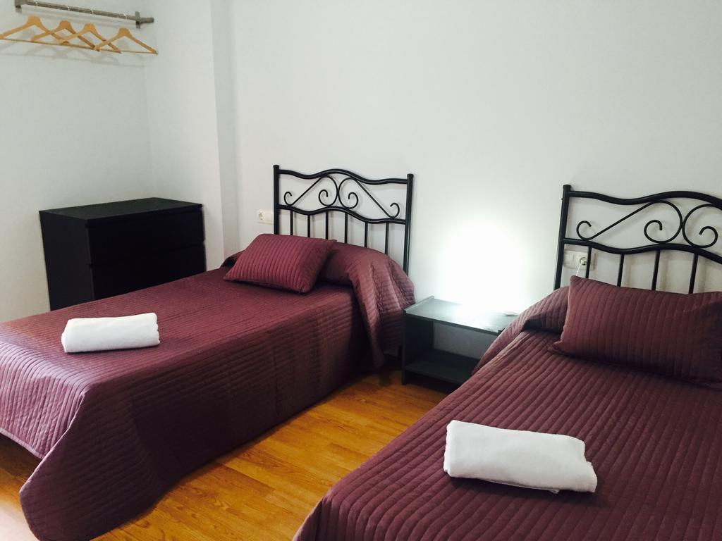Hostal Restaurante Avenida De Madrid Terrassa Exteriör bild