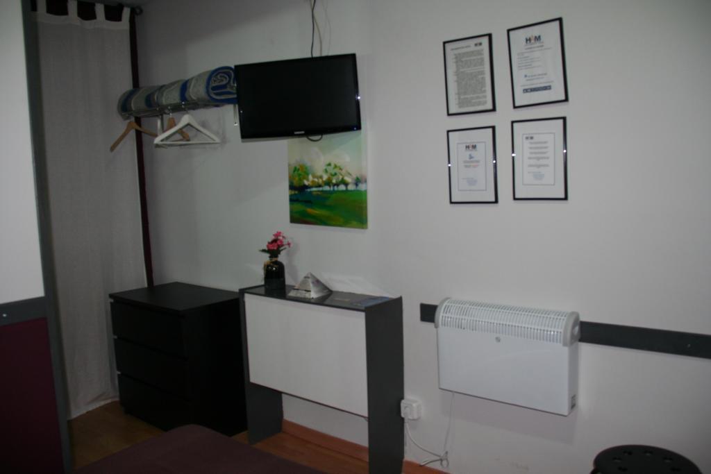 Hostal Restaurante Avenida De Madrid Terrassa Exteriör bild