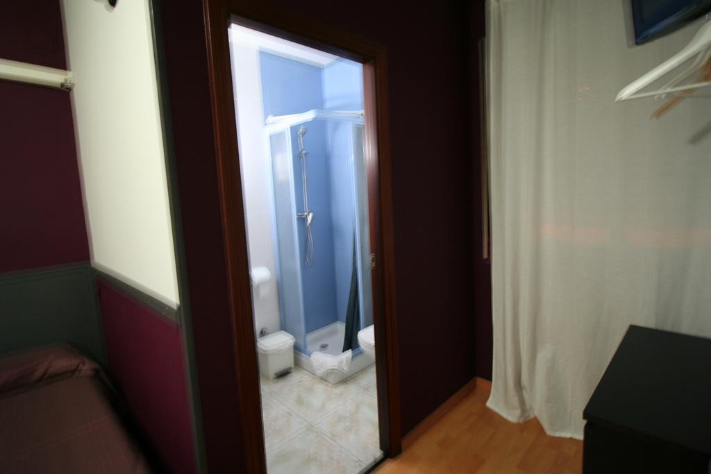 Hostal Restaurante Avenida De Madrid Terrassa Exteriör bild