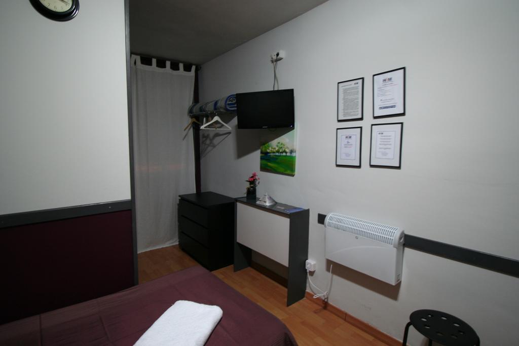 Hostal Restaurante Avenida De Madrid Terrassa Exteriör bild