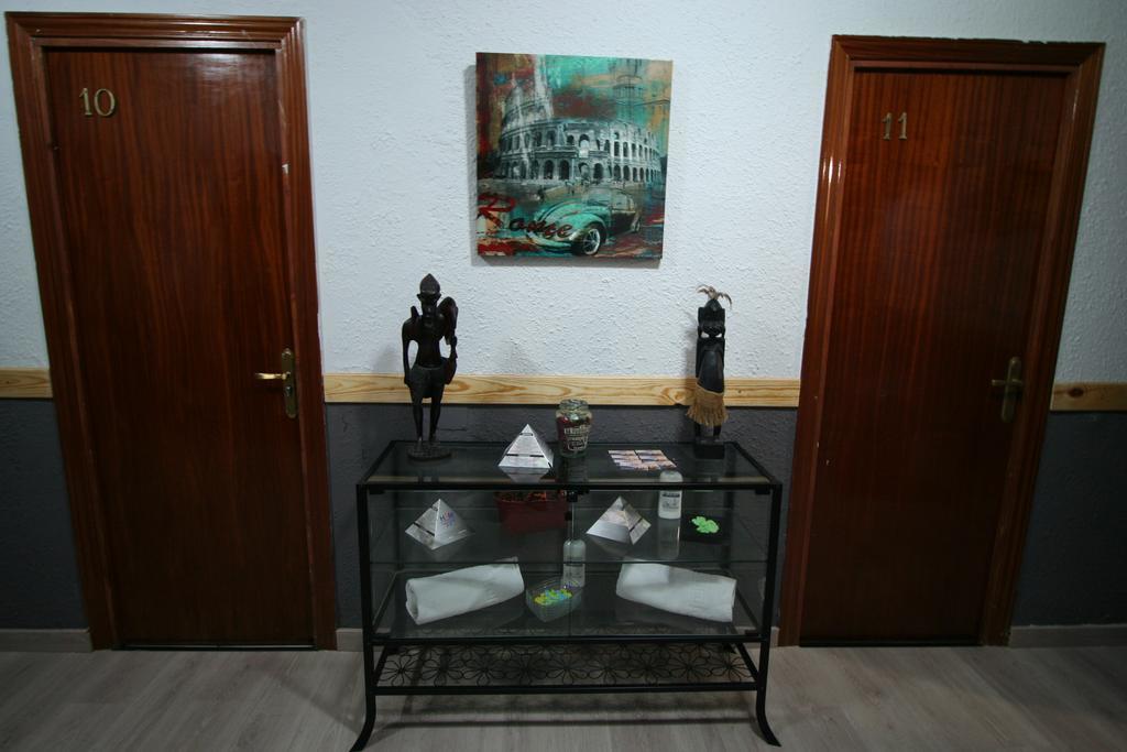 Hostal Restaurante Avenida De Madrid Terrassa Exteriör bild