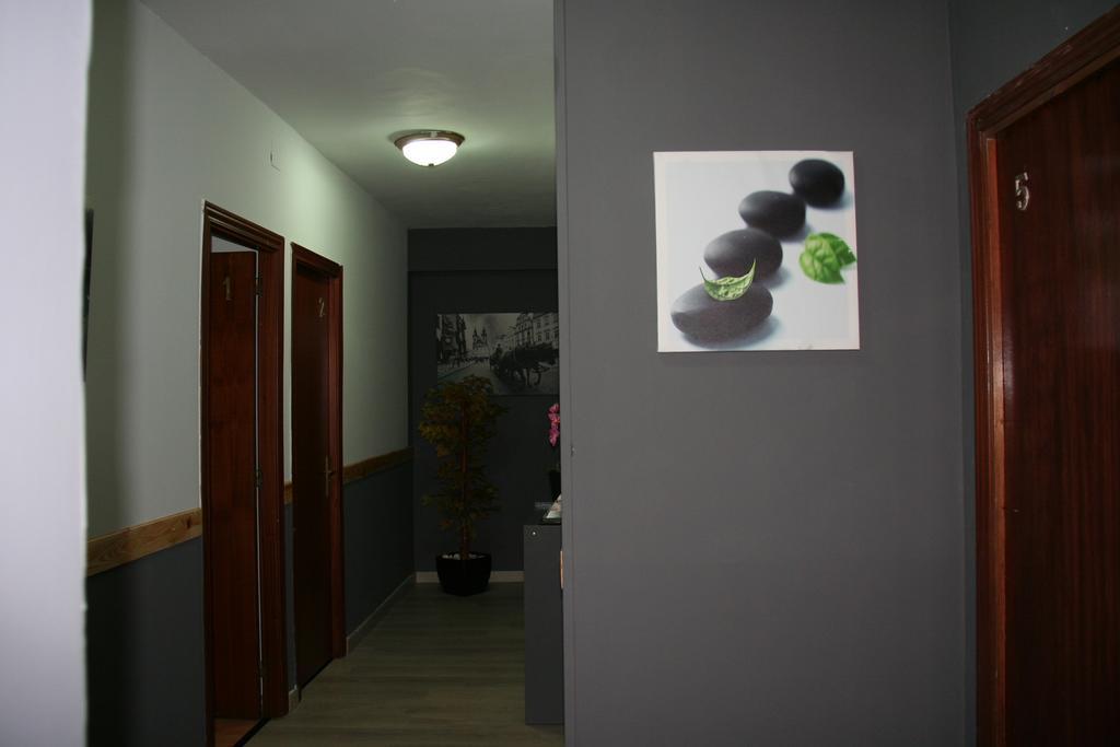 Hostal Restaurante Avenida De Madrid Terrassa Exteriör bild