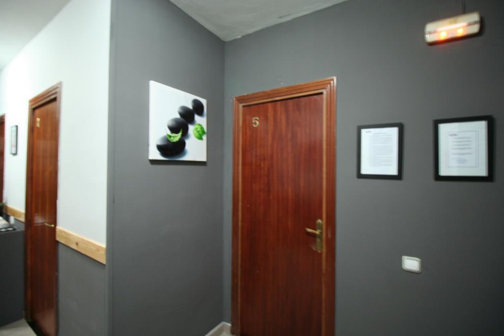 Hostal Restaurante Avenida De Madrid Terrassa Exteriör bild
