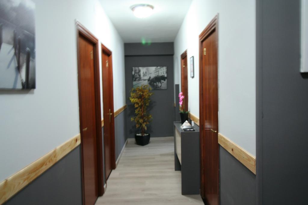 Hostal Restaurante Avenida De Madrid Terrassa Exteriör bild