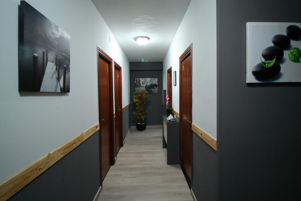 Hostal Restaurante Avenida De Madrid Terrassa Exteriör bild