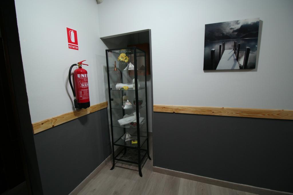 Hostal Restaurante Avenida De Madrid Terrassa Exteriör bild