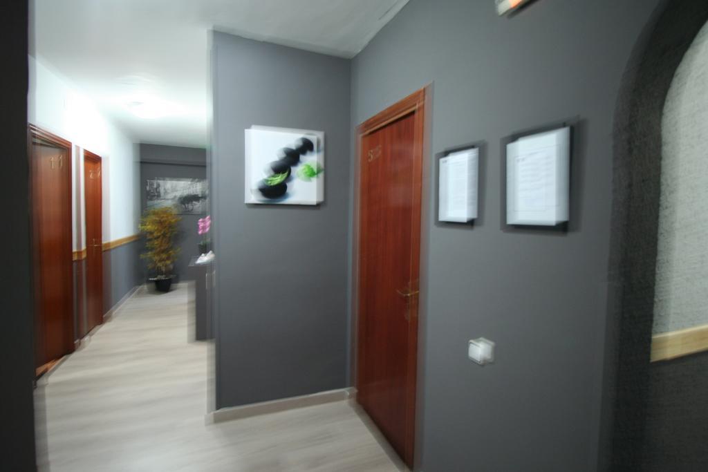 Hostal Restaurante Avenida De Madrid Terrassa Exteriör bild