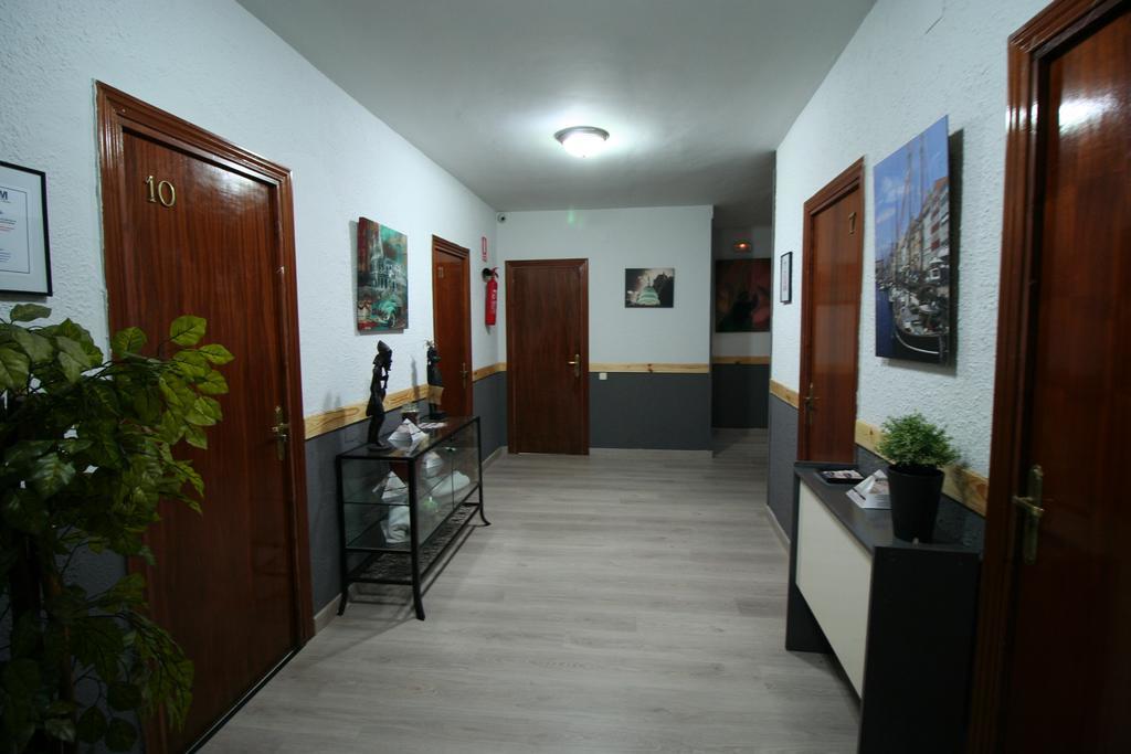 Hostal Restaurante Avenida De Madrid Terrassa Exteriör bild