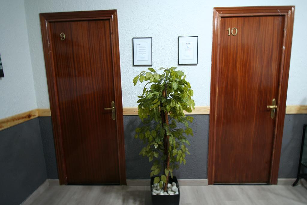 Hostal Restaurante Avenida De Madrid Terrassa Exteriör bild