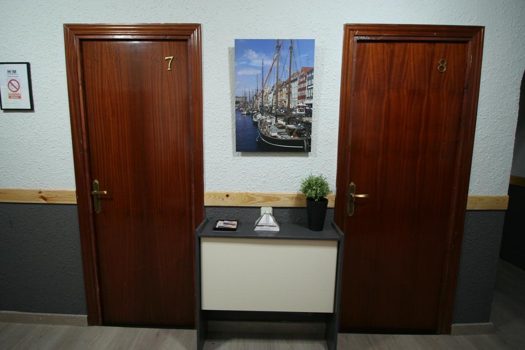 Hostal Restaurante Avenida De Madrid Terrassa Exteriör bild