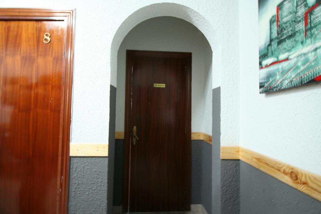Hostal Restaurante Avenida De Madrid Terrassa Exteriör bild