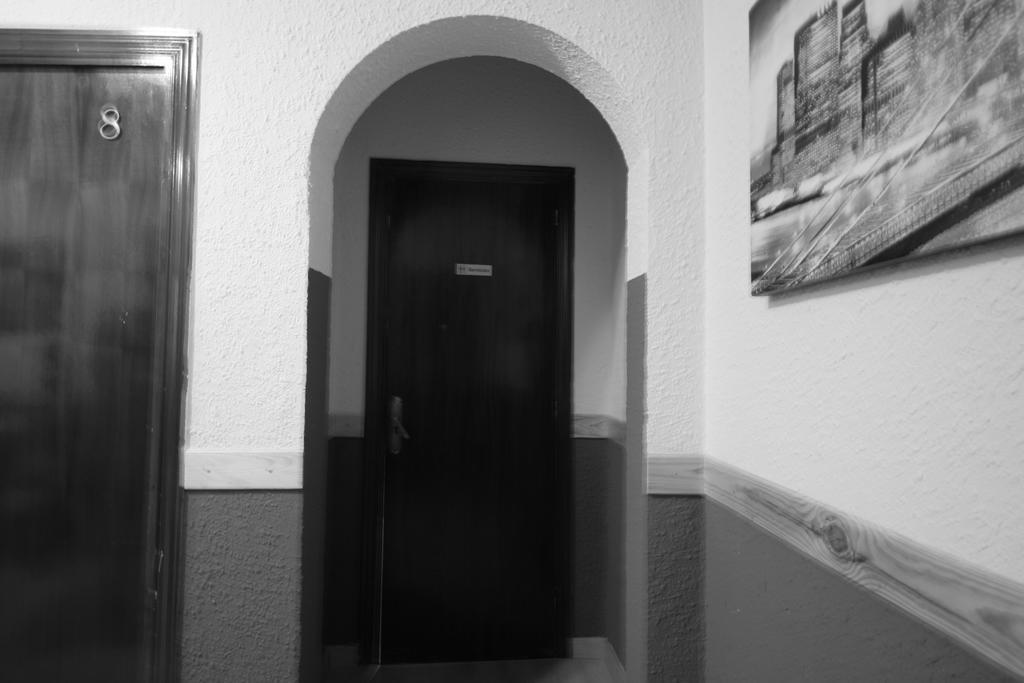Hostal Restaurante Avenida De Madrid Terrassa Exteriör bild
