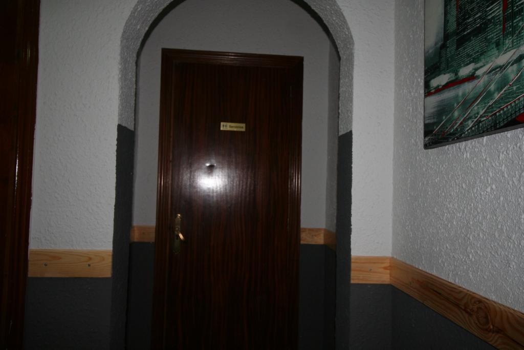 Hostal Restaurante Avenida De Madrid Terrassa Exteriör bild