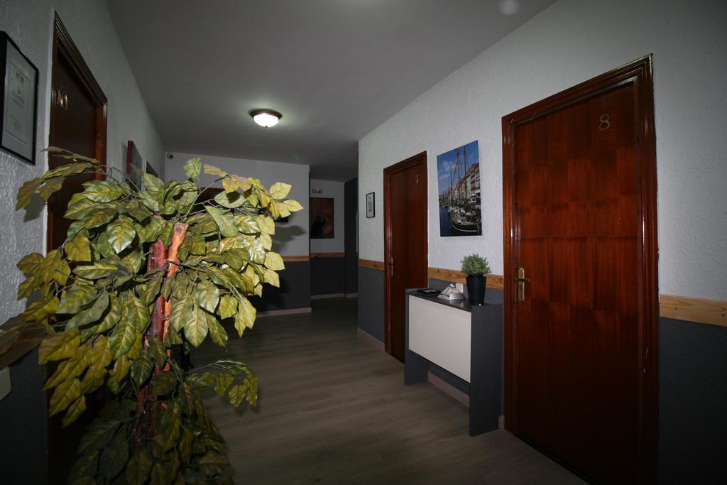 Hostal Restaurante Avenida De Madrid Terrassa Exteriör bild
