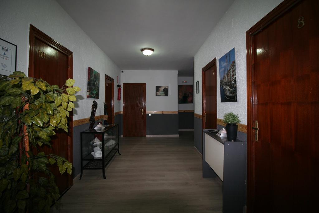 Hostal Restaurante Avenida De Madrid Terrassa Exteriör bild