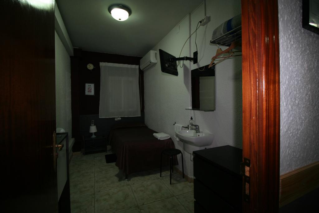 Hostal Restaurante Avenida De Madrid Terrassa Rum bild