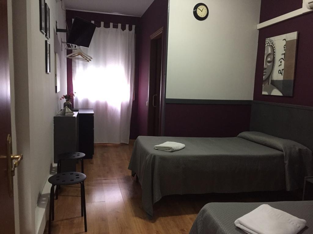 Hostal Restaurante Avenida De Madrid Terrassa Exteriör bild