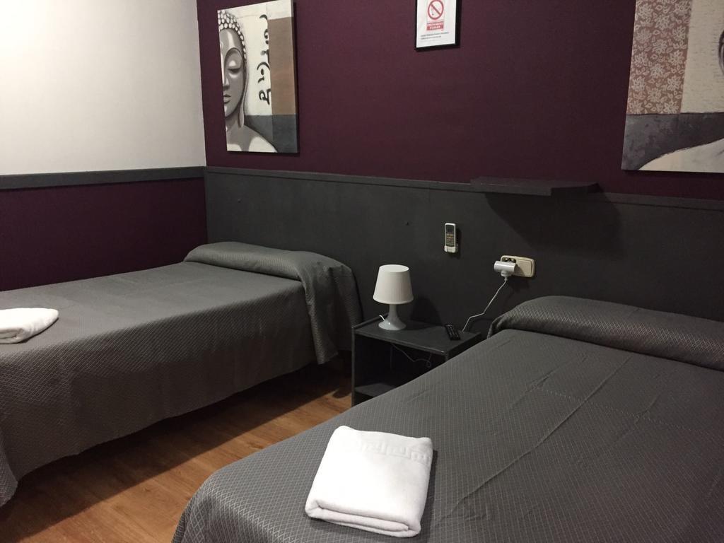 Hostal Restaurante Avenida De Madrid Terrassa Exteriör bild