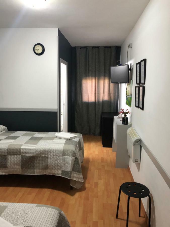 Hostal Restaurante Avenida De Madrid Terrassa Exteriör bild