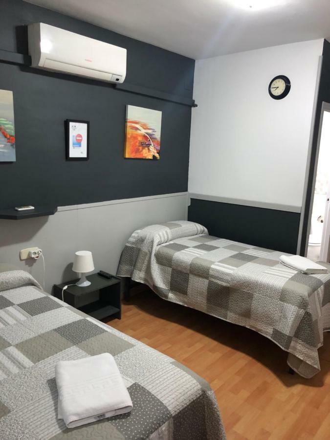 Hostal Restaurante Avenida De Madrid Terrassa Exteriör bild